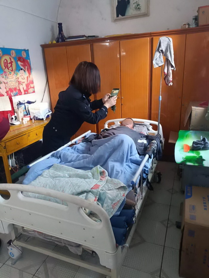 “把青春奉献给事业、把爱心留给我的乡亲”系列专辑（十一）民警再次上门为瘫痪老人办证，情满一家人